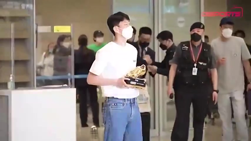 孙兴慜回到韩国在机场展示金靴奖杯