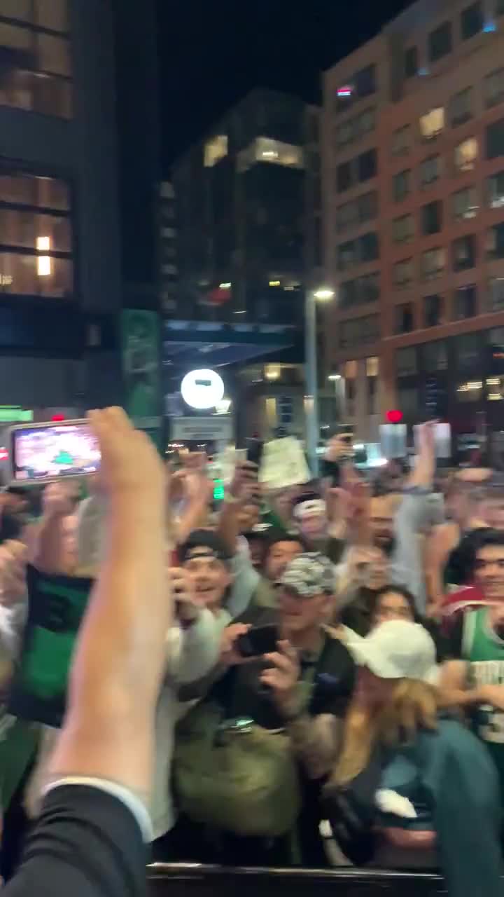 氛围真好！绿军场外球迷大喊：Celtics in 6