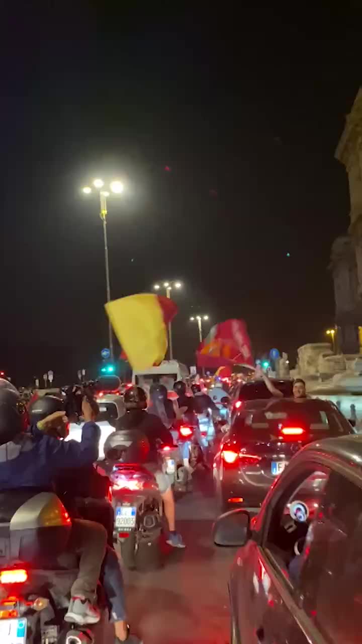 罗马球迷涌上街头疯狂庆祝夺冠