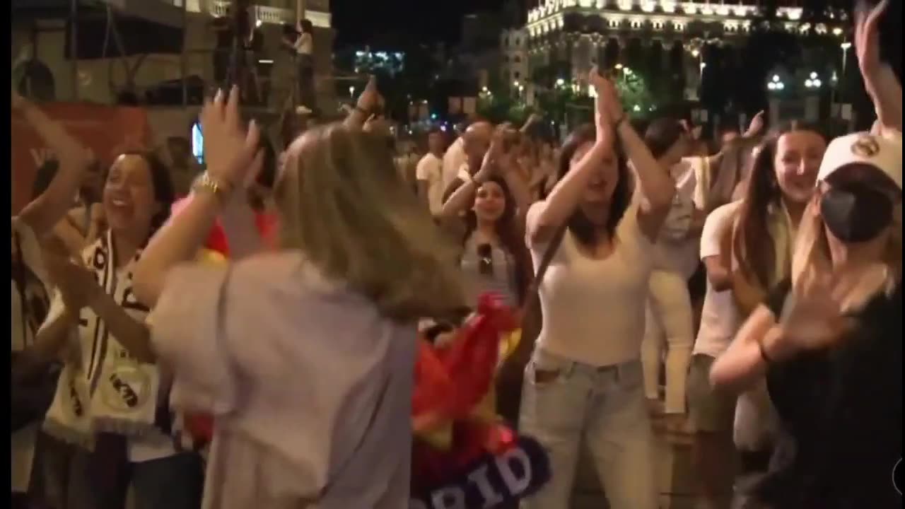 我们是冠军！西班牙皇马球迷庆祝又唱又跳