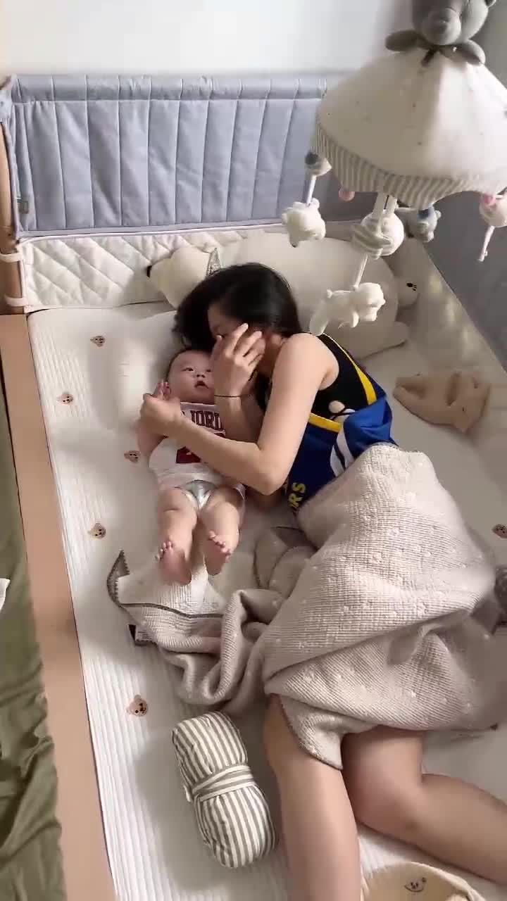 好想抱抱弟弟！6个月大的婴儿被勇蜜姐姐照顾得无微不至