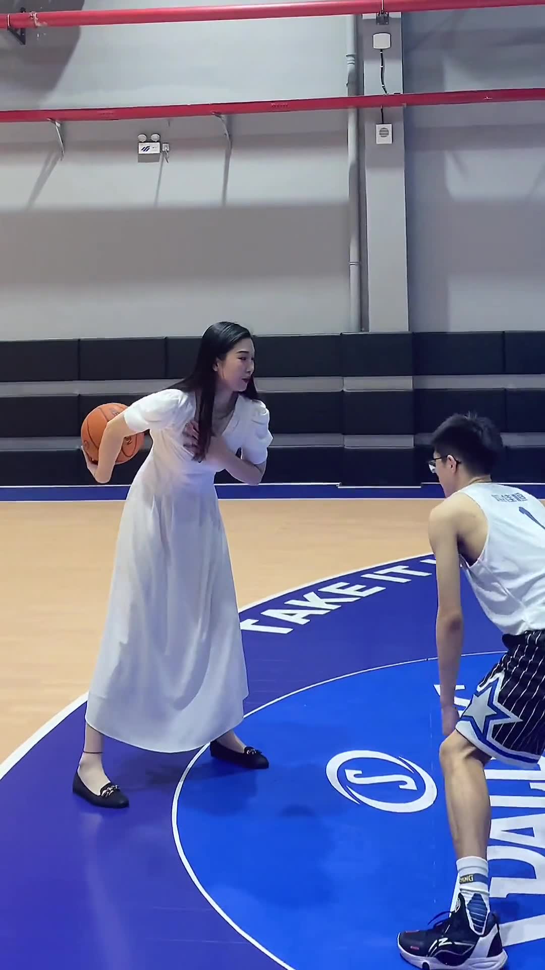 小姐姐穿着长裙和小哥哥1v1，这让小哥哥怎么防？
