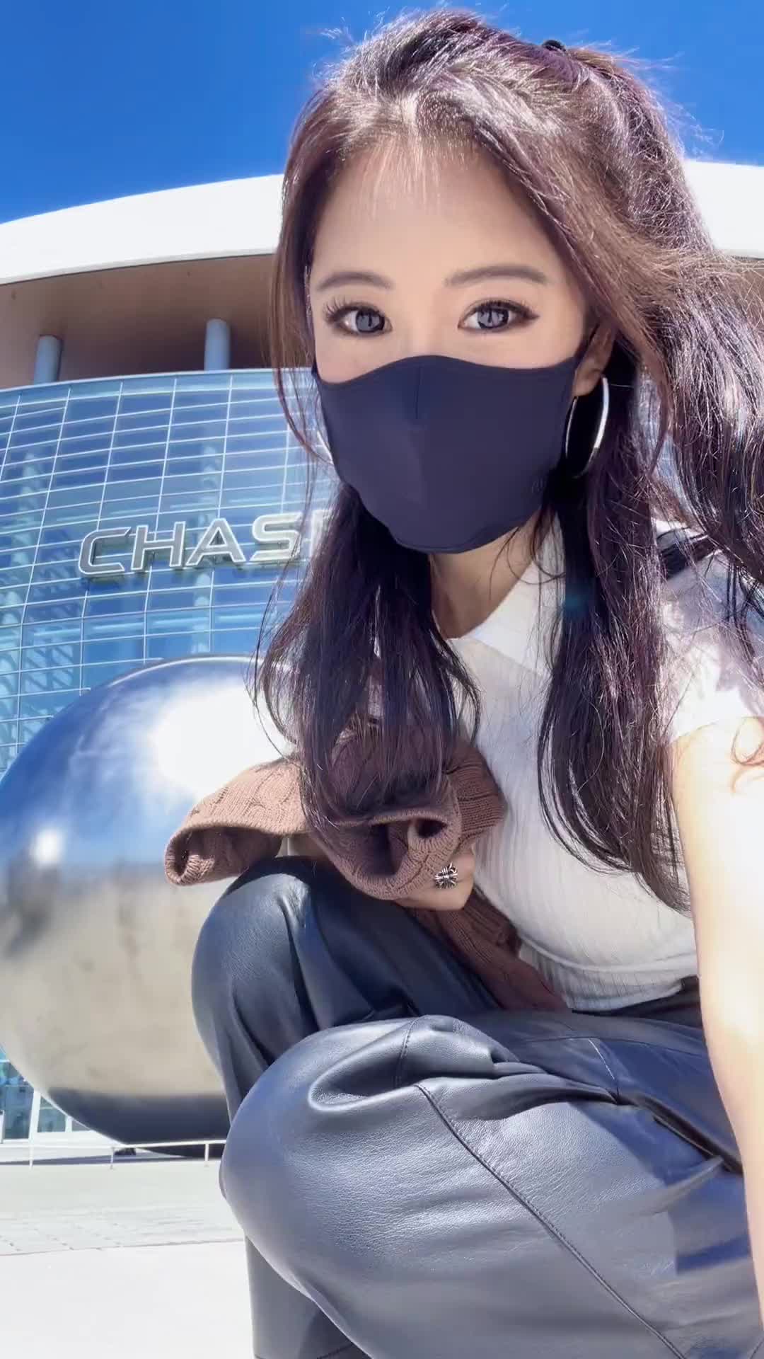 眼睛带美瞳了？