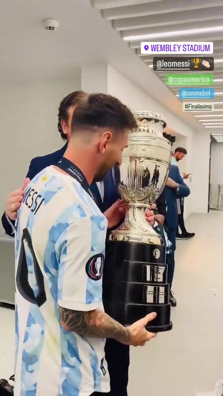 南美足联主席送梅西美洲杯奖杯复刻品