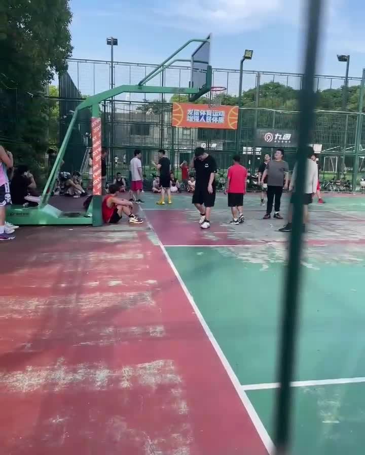 野球场俩小伙冲突斗嘴，这不比看球有意思多了