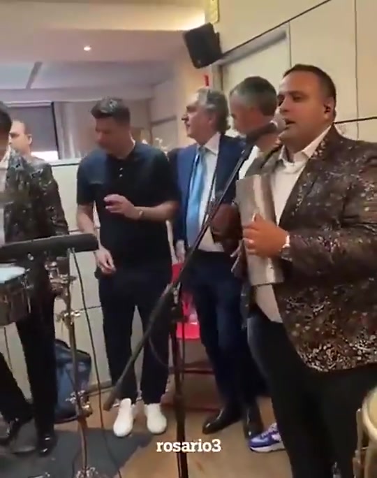 不影响！波切蒂诺在阿根廷领事馆载歌载舞