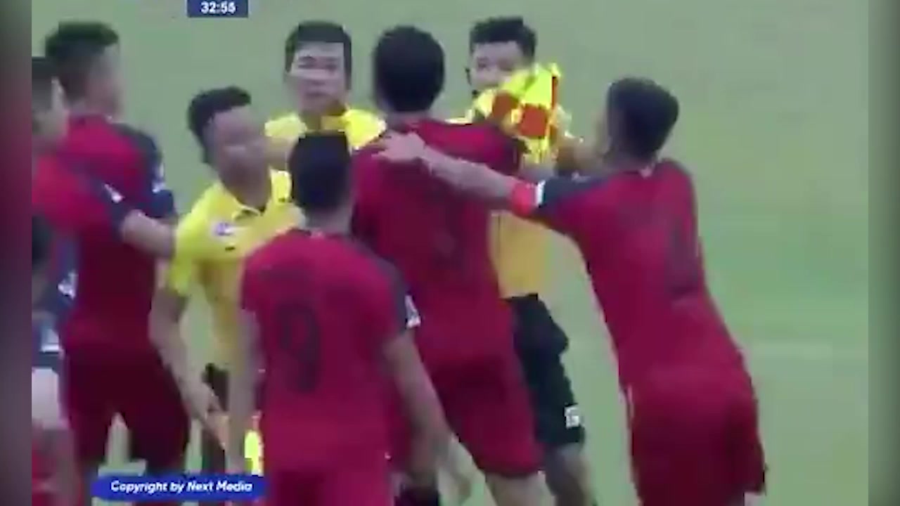怎么看？越南联赛球员染红不服怒打裁判