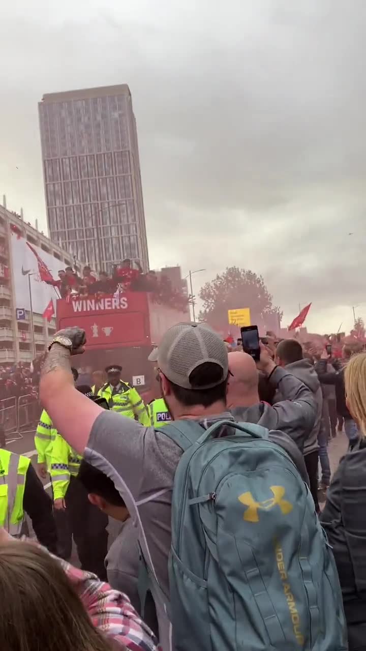 额…！球迷在利物浦游行现场大喊皇马是冠军