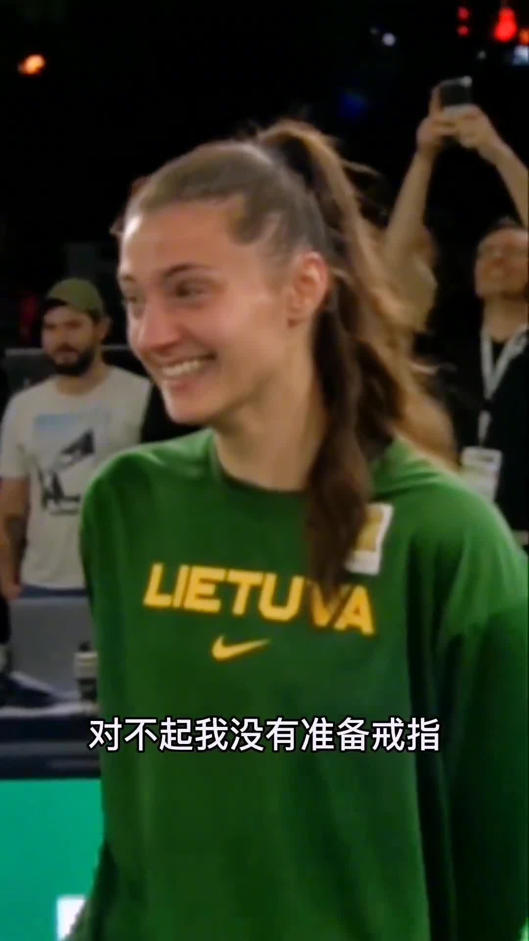 幸福！三人篮球立陶宛男队员拿银牌 求婚同为球员的女友成功
