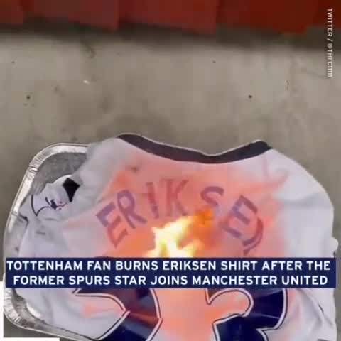 不满和曼联的传言？国外热刺球迷焚烧埃里克森球衣