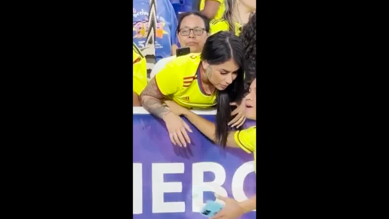 女球迷想要亲吻女足球员 后者拒绝：看镜头