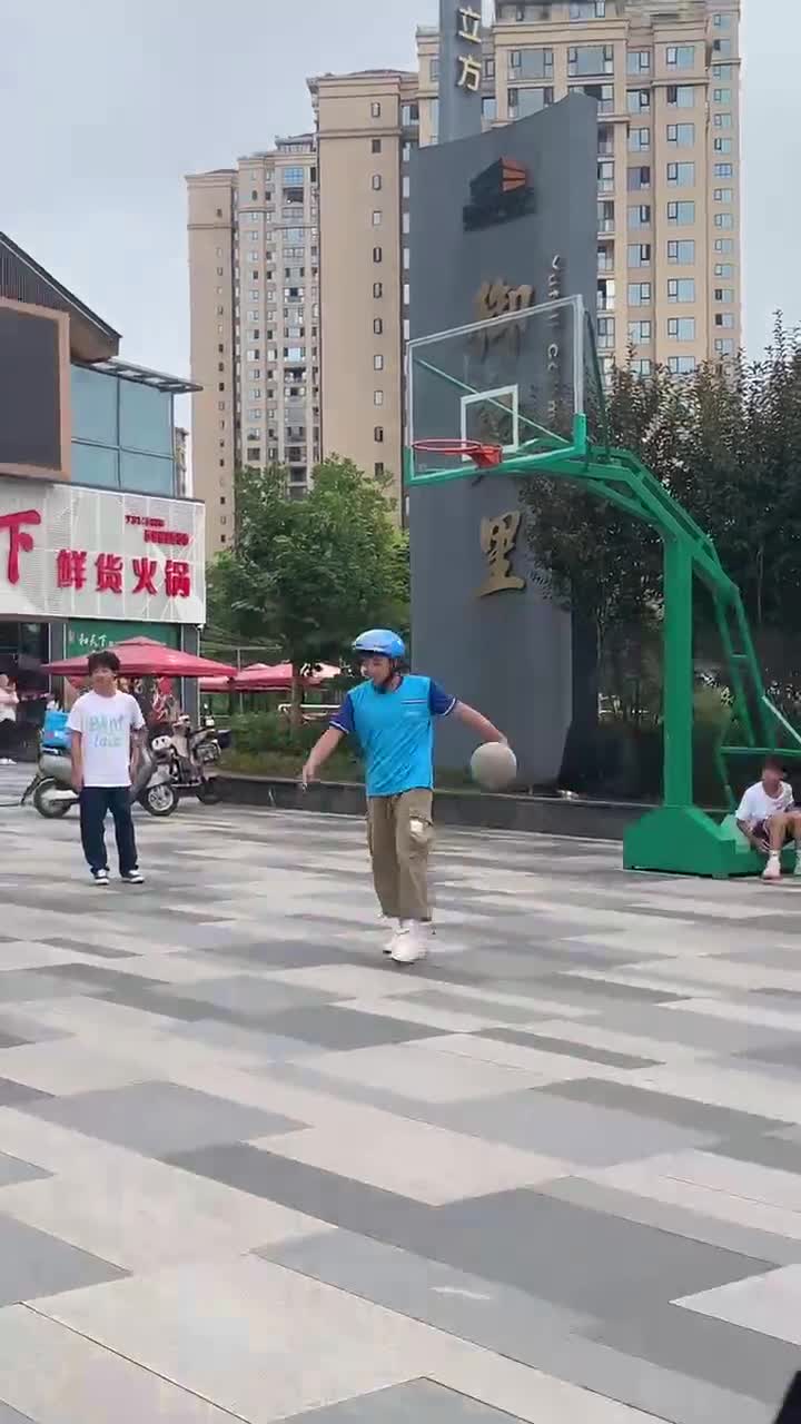 你的饿了么小哥在打球没空给你送