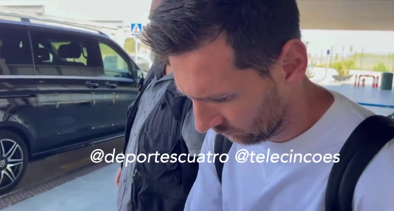 抵达巴塞罗那！记者：你想回到巴萨吗？梅西沉默回应