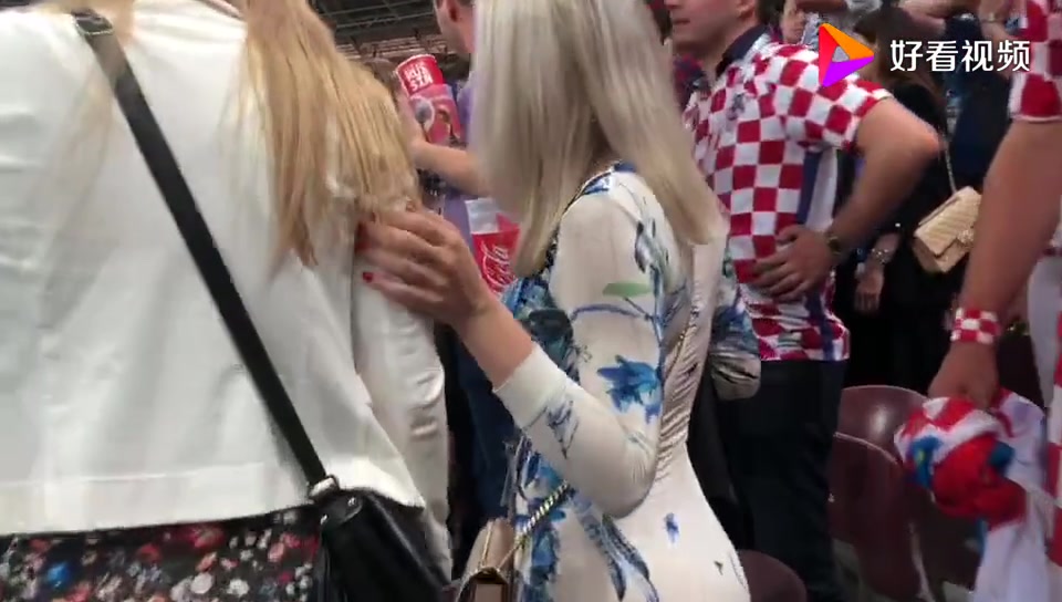 这谁顶得住？克罗地亚女球迷穿着性感旗袍