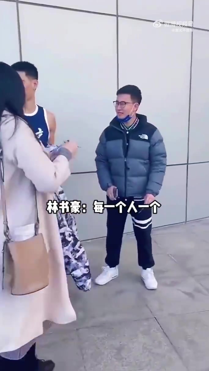 林书豪对球迷有多好？哪怕再赶时间，也会尽量答应球迷签名合照