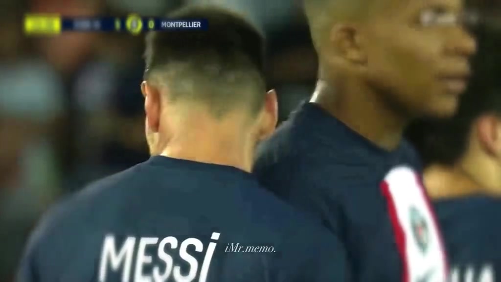 巴黎比赛中姆巴佩肩膀碰梅西引热议，外网瞬间播放量超200万