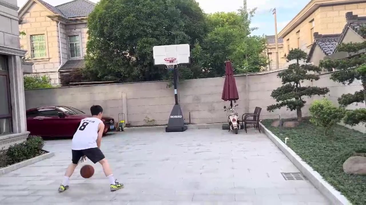 27岁浙江小哥晒视频：夏天简简单单在家打个球