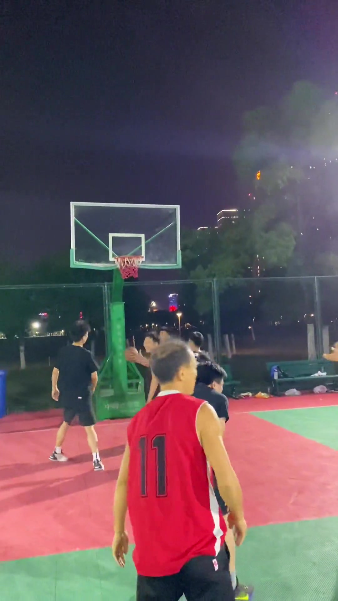 当你遇到球场四大怪之一勾手老大爷时 你还会奋勇努力防守吗？