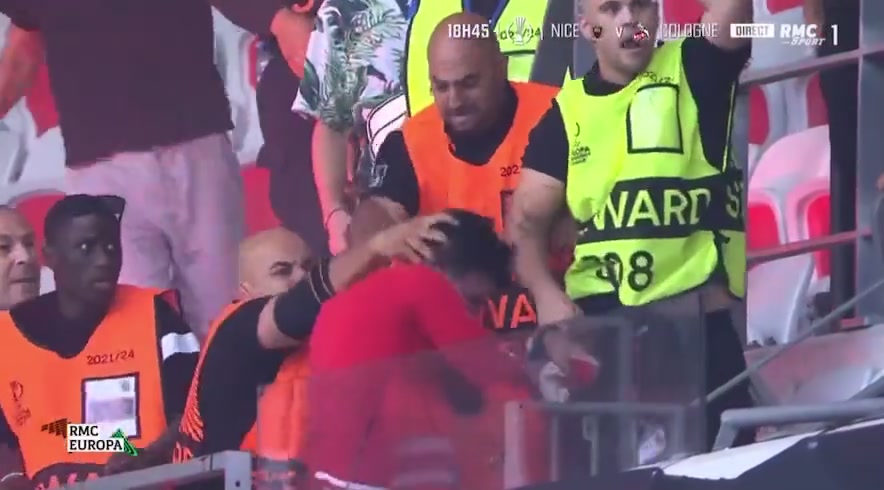 尼斯&科隆球迷爆发激烈冲突，科隆球迷被安保人员摁住暴打