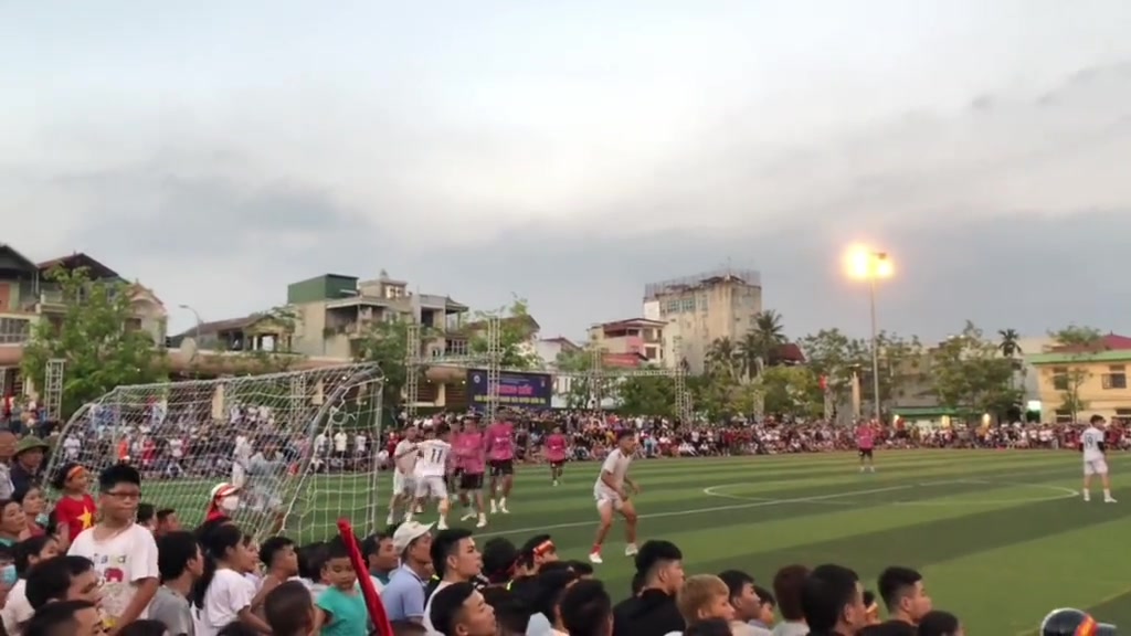 越南足球乡镇级别比赛！这氛围真的很羡慕！