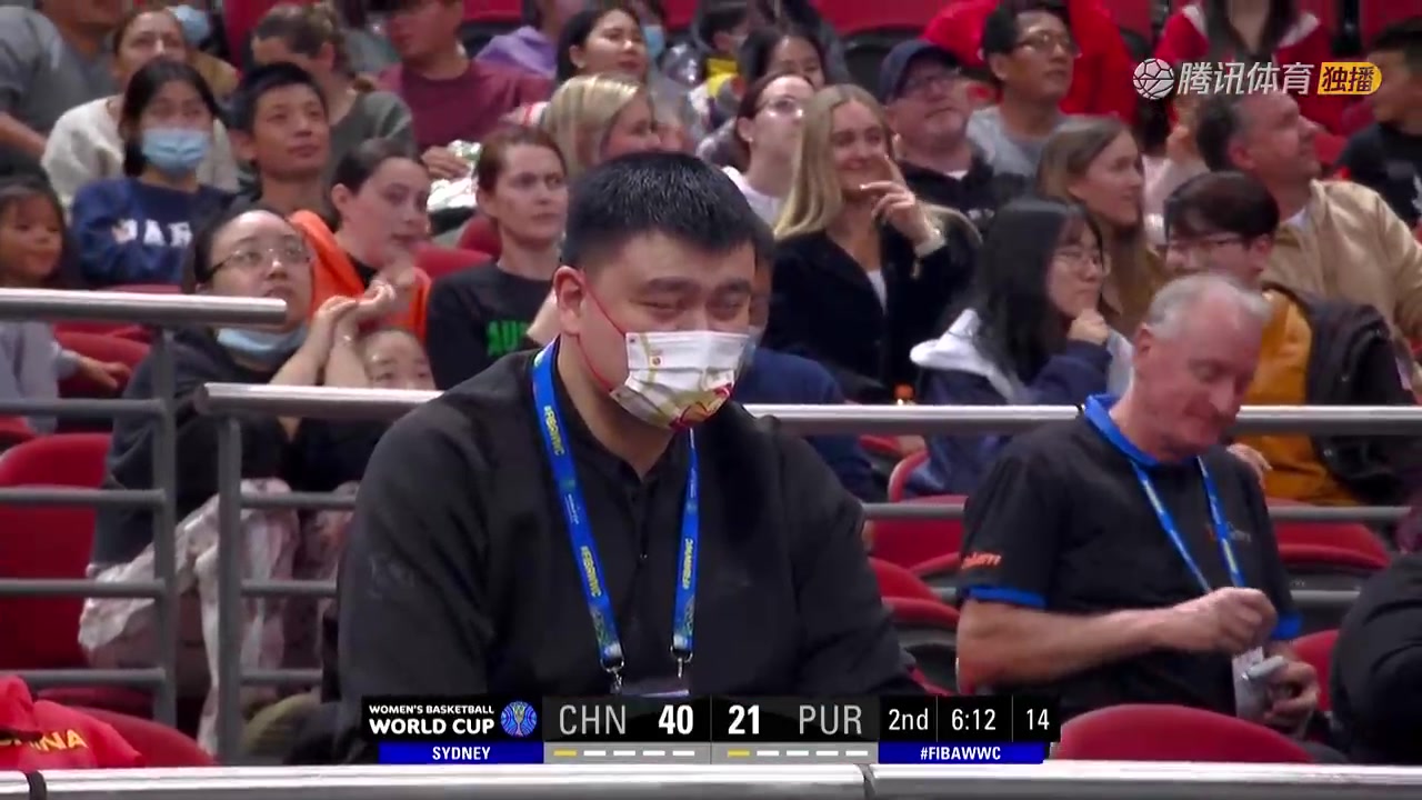 中国女篮第二节大比分领先 姚明一脸轻松观战不忘玩手机