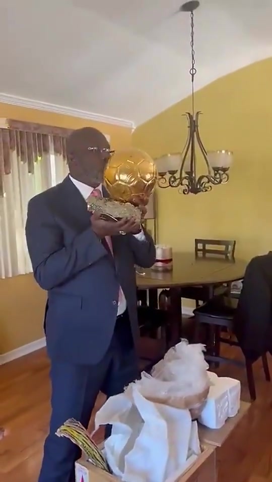 利比里亚总统乔治-维阿展示自己的金球