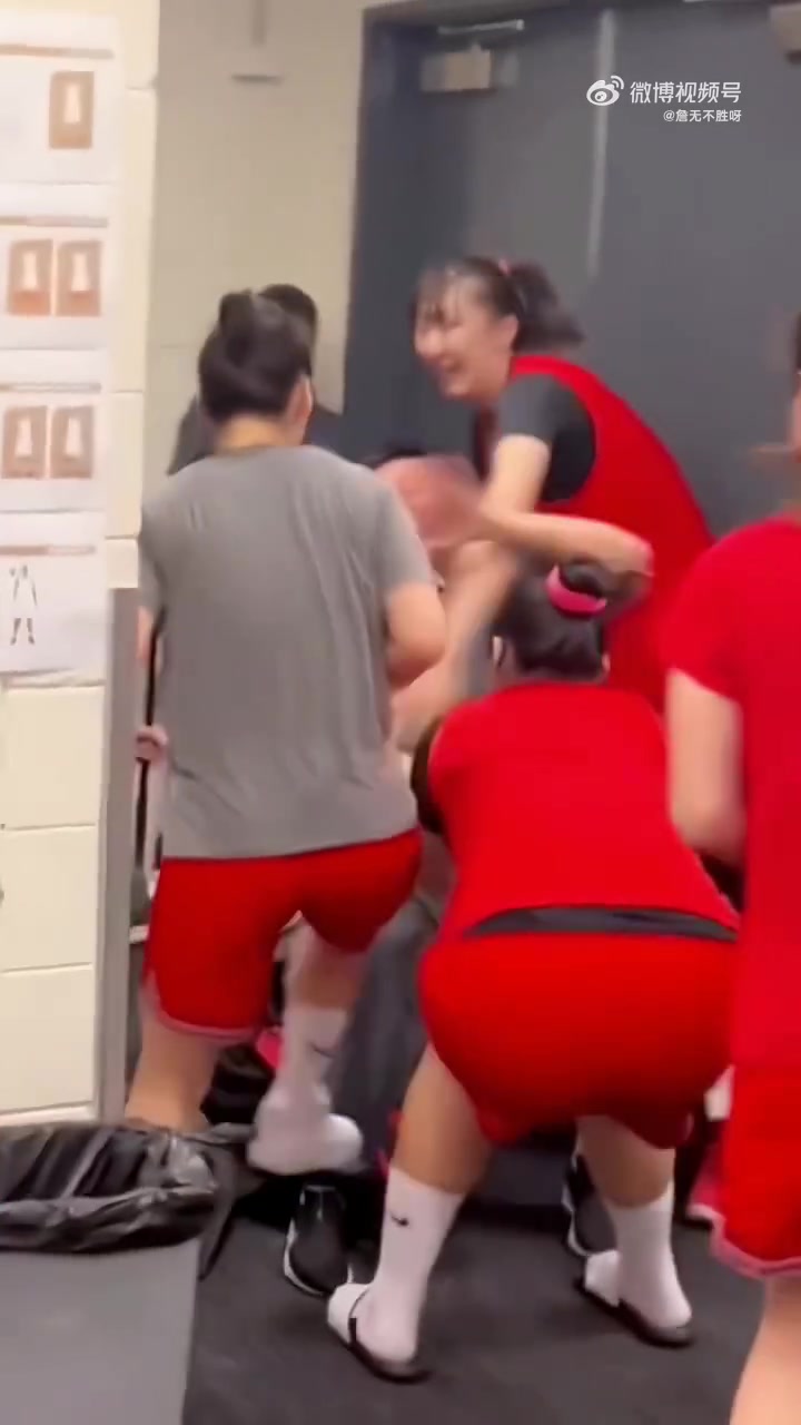 被中国女篮姑娘们团团围住，并用蛋糕砸在脸上，是什么样的体验？