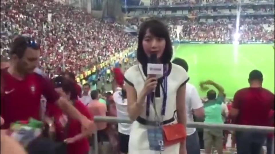 不礼貌！葡萄牙球迷强吻国内美女记者