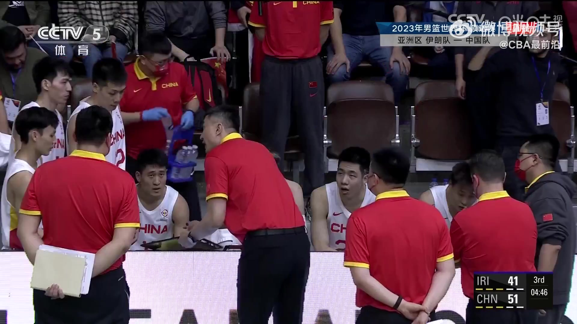中国男篮连续失误被追至10分 杜锋在场边发飙了！