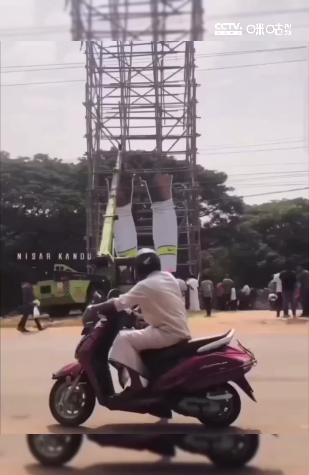 印度球迷建十米高内马尔广告牌