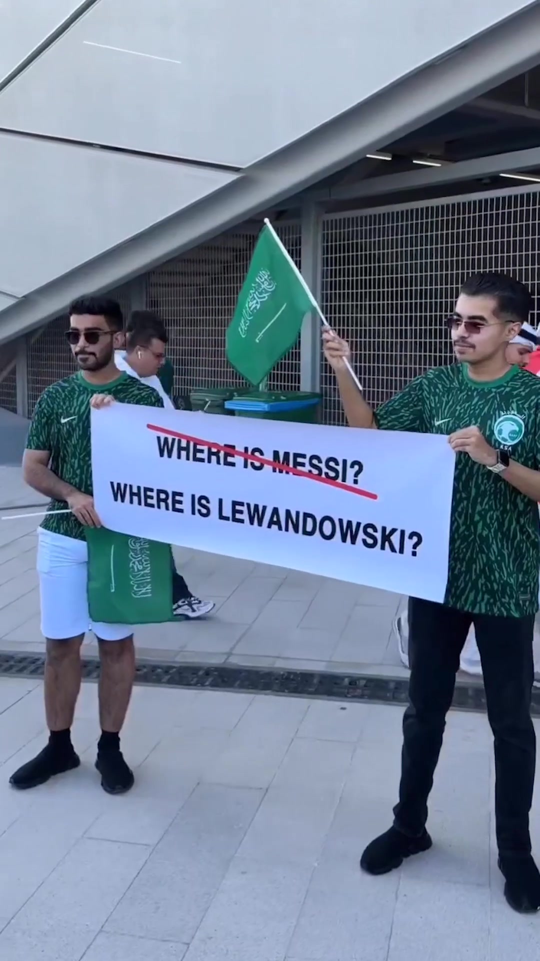 沙特球迷赛前：梅西在哪里X，莱万在哪里？