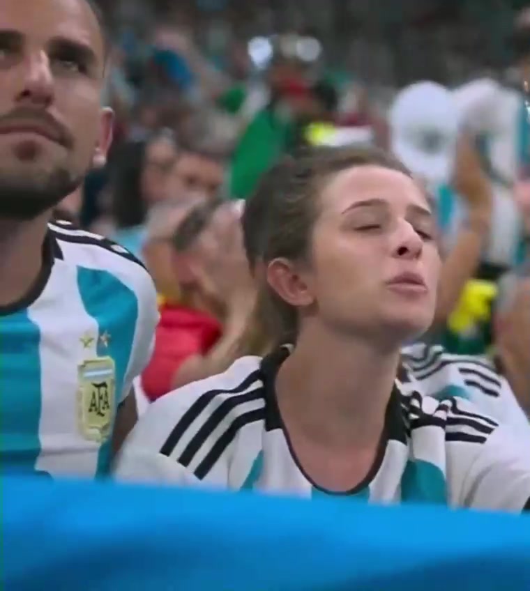 半场不进球！阿根廷女球迷看台生气又无奈