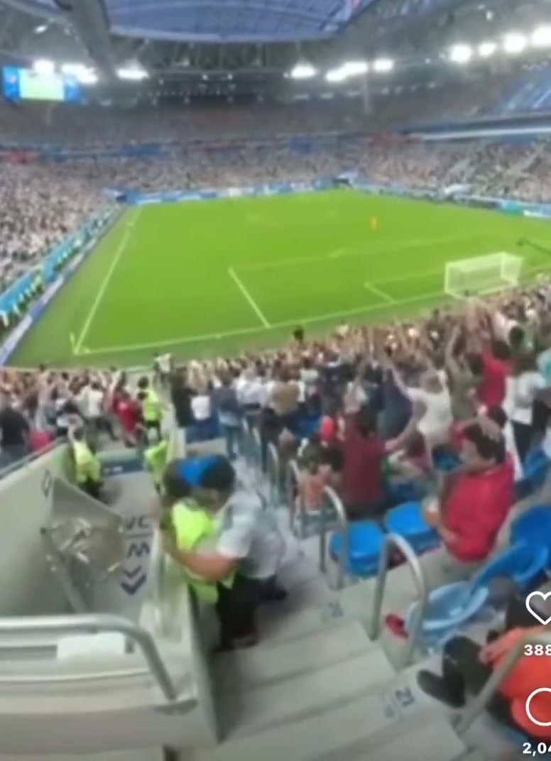 2018年世界杯！进球后阿根廷球迷抱住安保妹纸