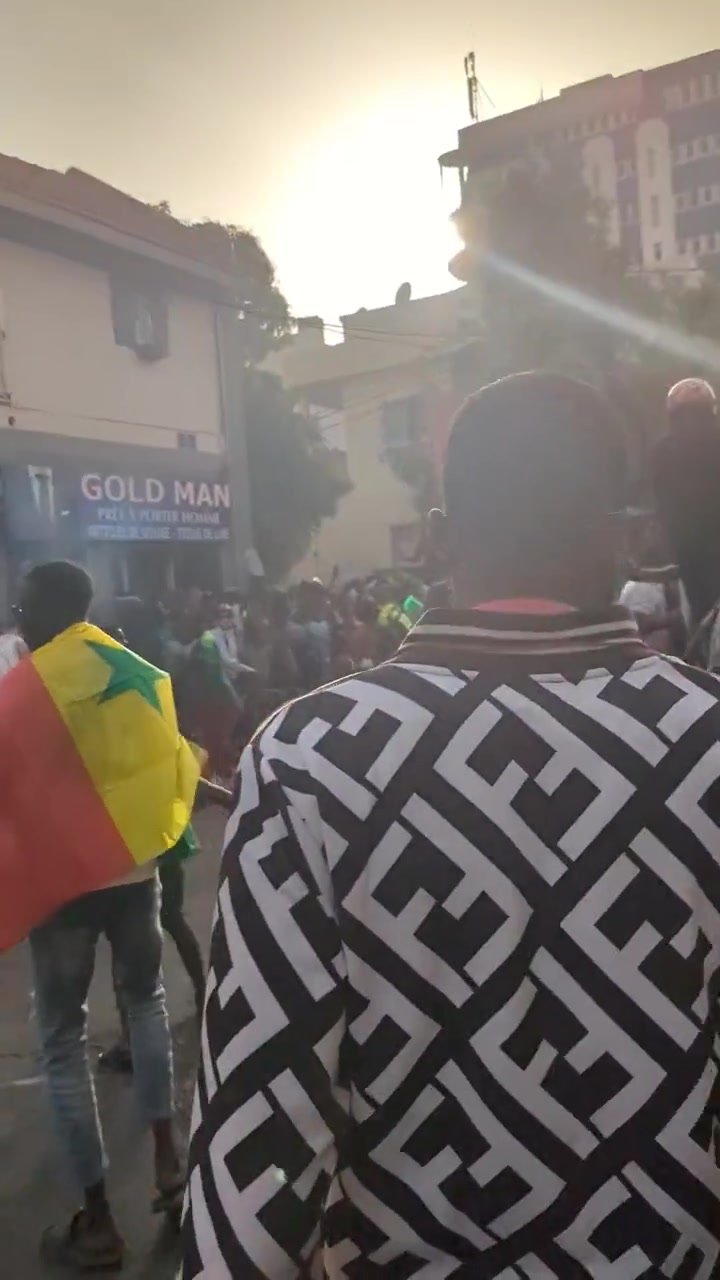 历史第二次出线！塞内加尔球迷在街头疯狂庆祝