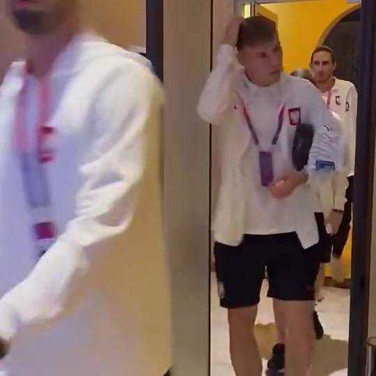 波兰球员赛后回酒店表情还是…