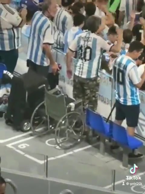 坐轮椅的阿根廷球迷起身庆祝
