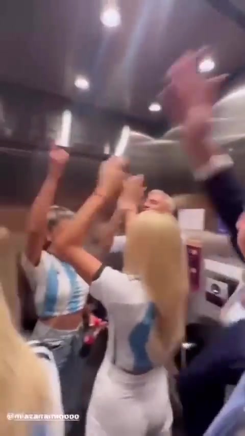 阿奎罗也混在其中！阿根廷太太团在电梯里庆祝