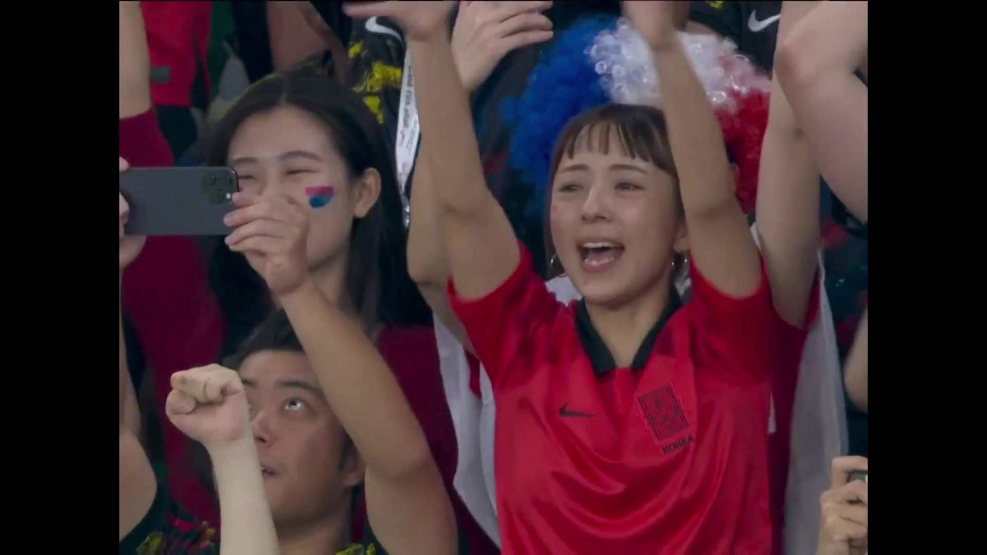 韩国确认晋级！韩国现场球迷看台狂欢庆祝！