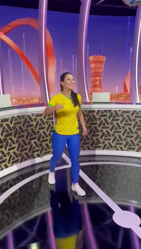 这球真__！巴西女主持的点颠球什么水平？