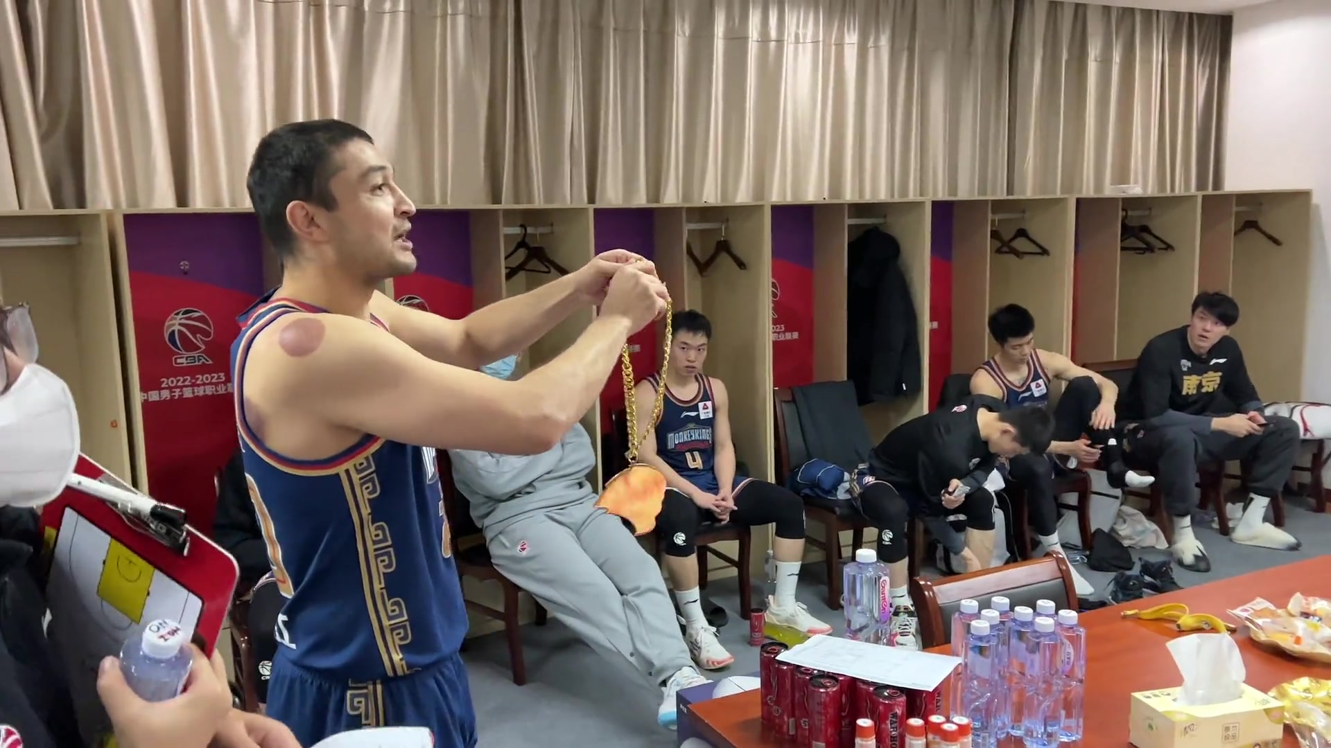 下一个是谁？西热给同福建一战表现出色的邬挺嘉颁发大金链子