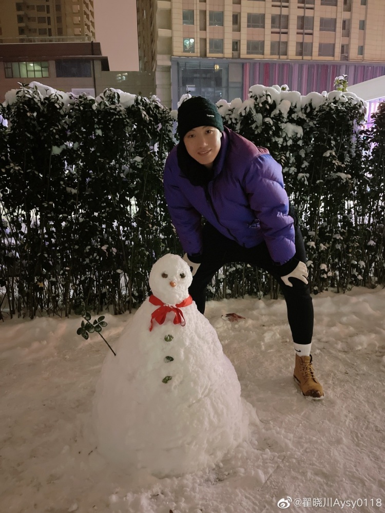 翟晓川微博晒照：上次堆雪人儿大概是20年前吧！