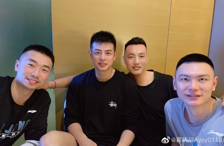 翟晓川晒与队友合照庆生：感谢我的家人&朋友&兄弟