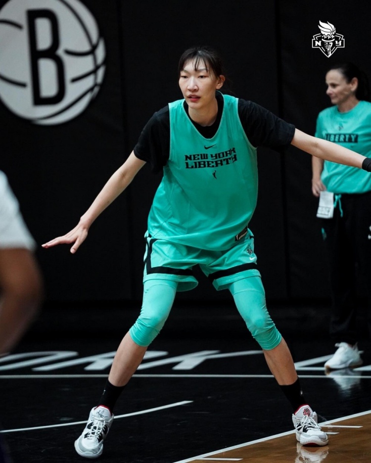 WNBA纽约自由人晒训练营照：中国球员韩旭在列