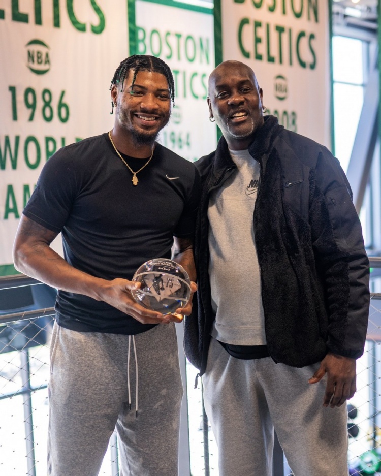 96年后首位后卫DPOY！绿军晒斯玛特手套合影：后卫