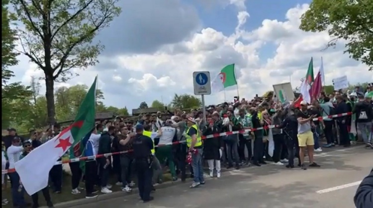阿尔及利亚球迷在国际足联总部外抗议：要求追究世预赛当值主裁