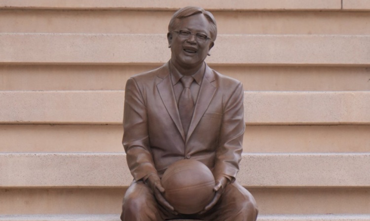 美记：勇士主场球馆大通中心为旧金山前华裔市长李孟贤树立雕像