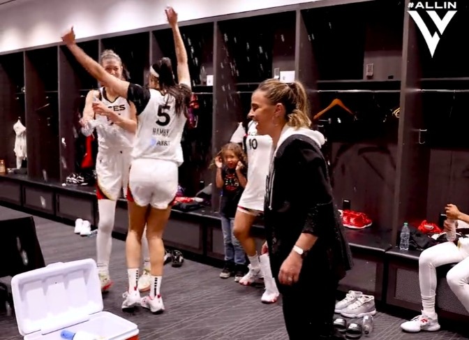 前马刺助教哈蒙迎执教WNBA首胜 队员们在更衣室向她洒水庆祝