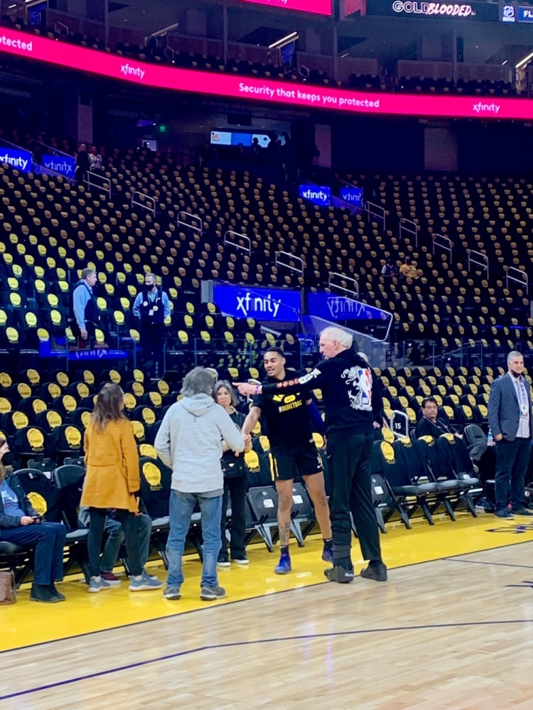 取取经！普尔赛前训练后与NBA名宿比尔-沃顿交流