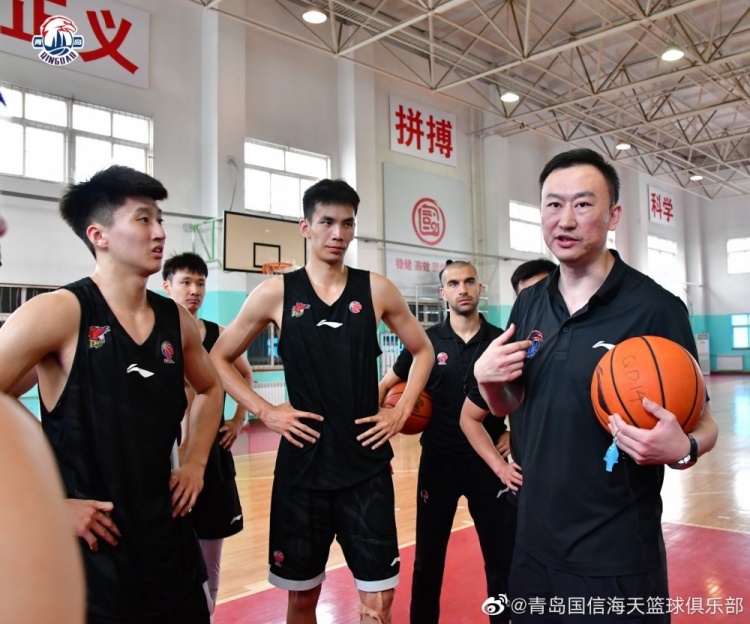 刘维伟带领青岛队上了第一堂训练课 整体训练强度不小