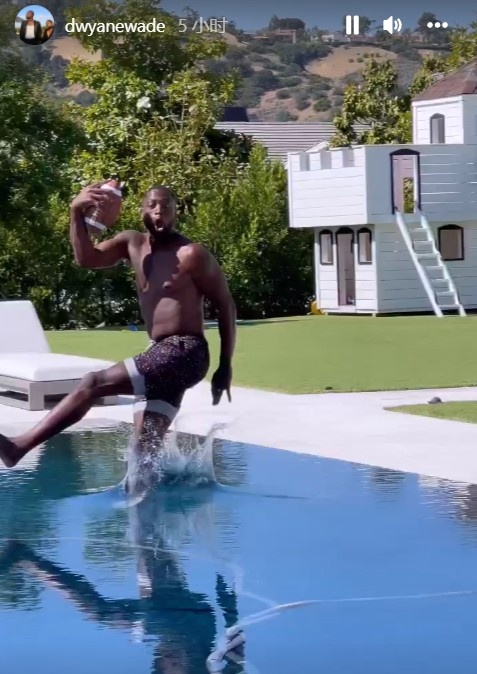 来打个分！韦德晒怀抱橄榄球花式跳入泳池视频